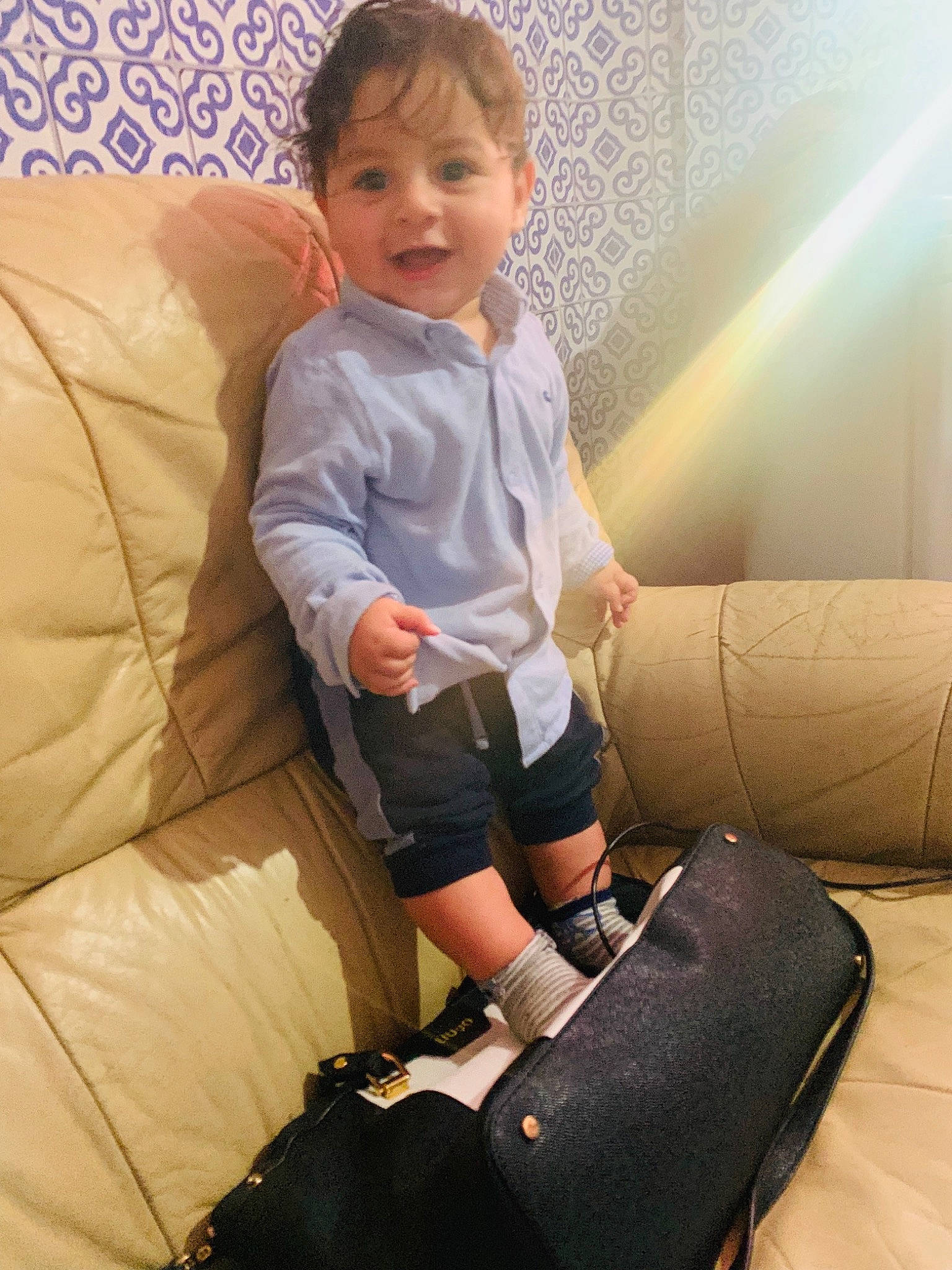 Karim participe au concours pour gagner de l'argent avec cette photo : arm, baby, child, comfort, furniture, leg, person, shoe, sitting, toddler