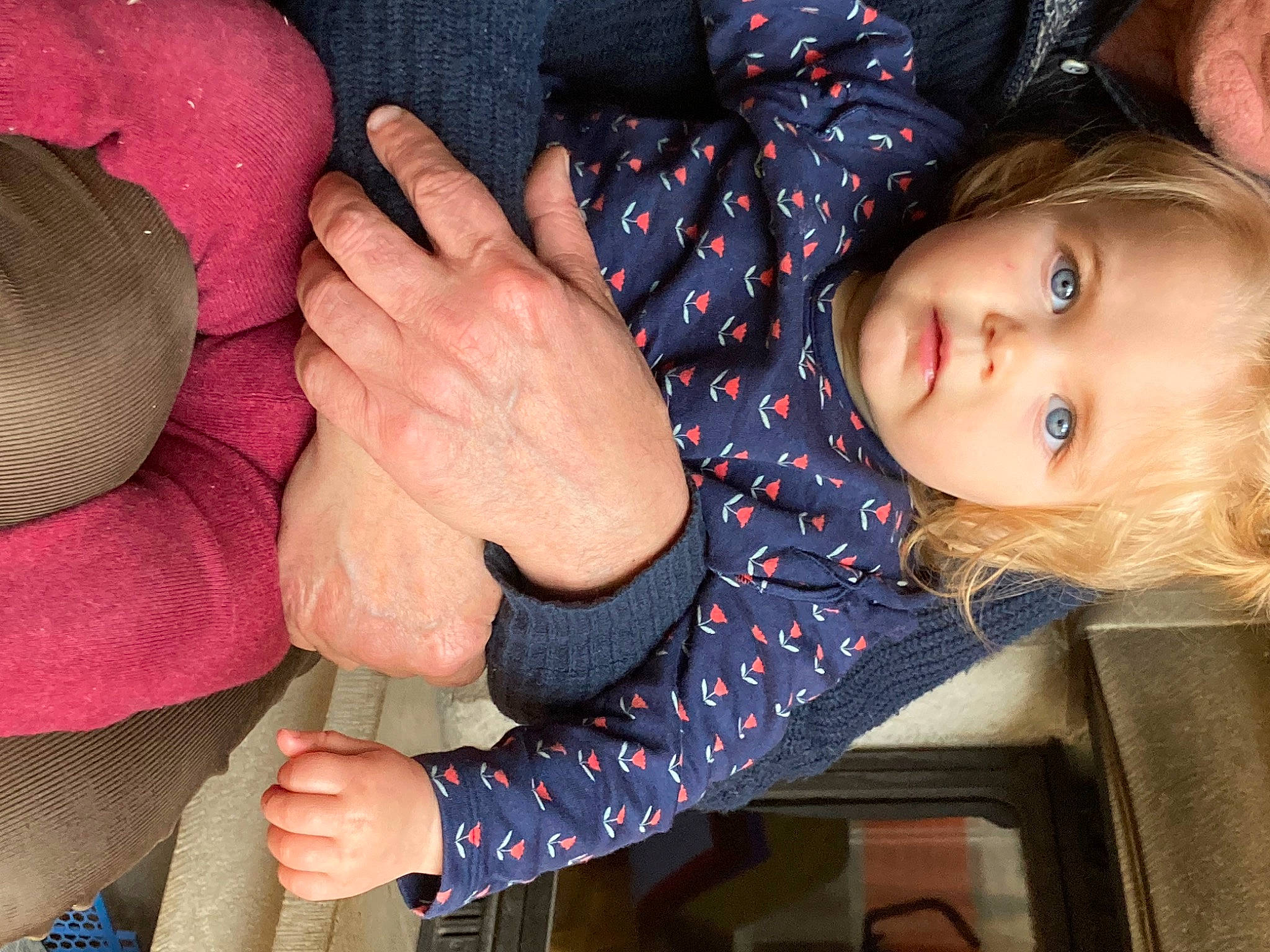 Ella a rejoint le concours — aidez-le/la à gagner de superbes lots ! arm, cheek, comfort, eye, facial_expression, finger, gesture, hand, human_body, iris, joint, leg, mouth, nose, organ, person, red, skin, sleeve, thumb