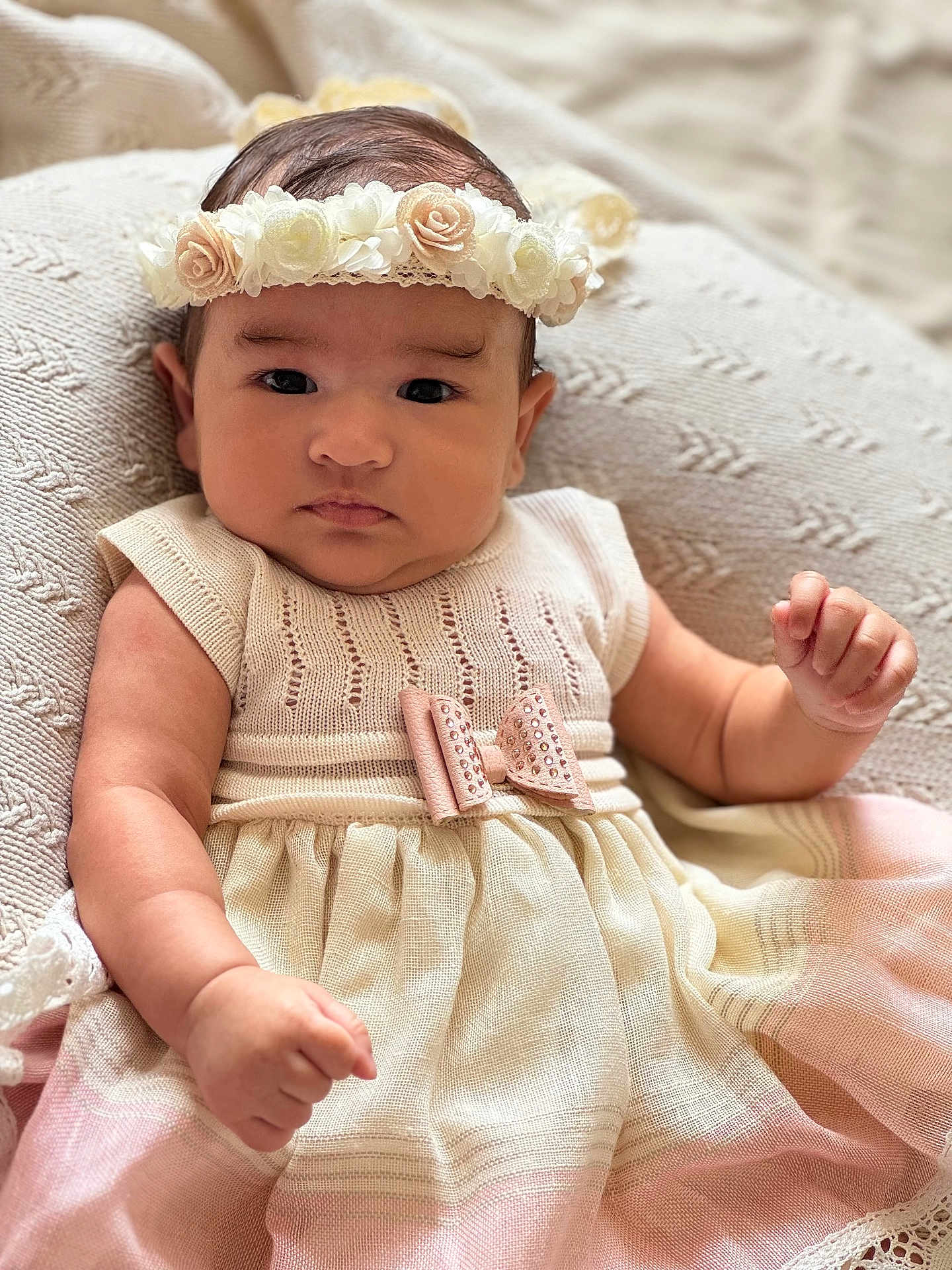 Olivia participe au concours pour gagner de l'argent avec cette photo : baby, infant, flower_headband, dress, pink, cream, cushion, knit_texture, portrait, cute, child, indoor, soft_lighting, small_hand, fashion, adorable, young, person, face, expression