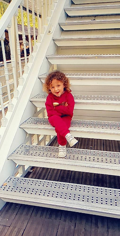 Summer participe au concours pour gagner de l'argent avec cette photo : beauty, design, floor, flooring, handrail, hardwood, joy, line, magenta, pattern, person, pink, product, sleeve, stairs, standing, symmetry, t_shirt, toddler, wall