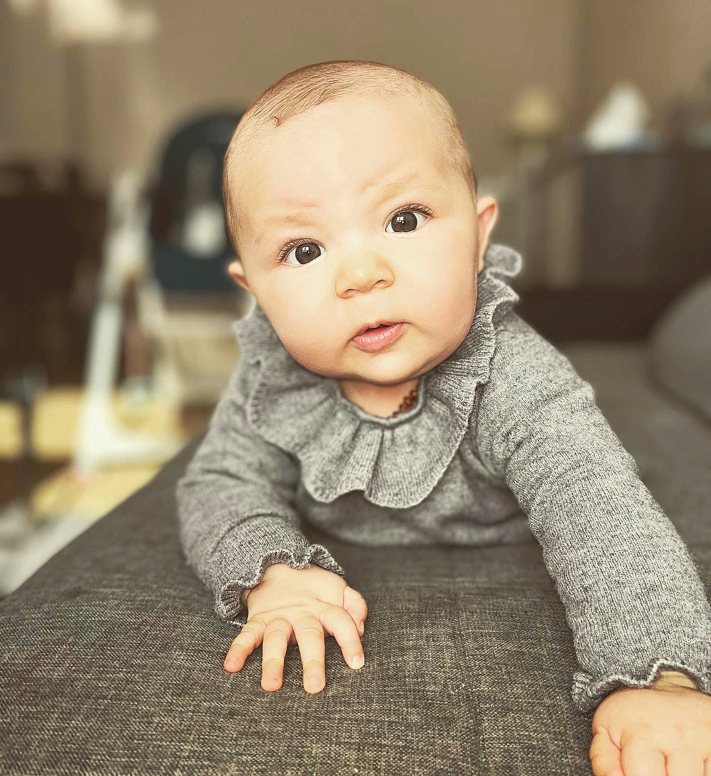 Kessi a rejoint le concours — aidez-le/la à gagner de superbes lots ! baby, baby_toddler_clothing, cheek, child, chin, collar, comfort, eye, finger, flash_photography, floor, flooring, grey, happy, iris, person, sitting, skin, sleeve, toddler