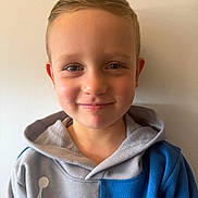 Mark participe au concours pour gagner de l'argent avec cette photo : child, boy, smile, hoodie, casual_clothing, portrait, indoor, light_skin, short_hair, happy, young, face, person, wall, closeup, cute, kid, friendly, casual, standing