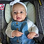 Alba a rejoint le concours — aidez-le/la à gagner de superbes lots ! baby, infant, child, car_seat, denim, headband, bow, clothing, cute, smiling, face, eyes, hands, legs, striped, fabric, sitting, seatbelt, protection, comfort