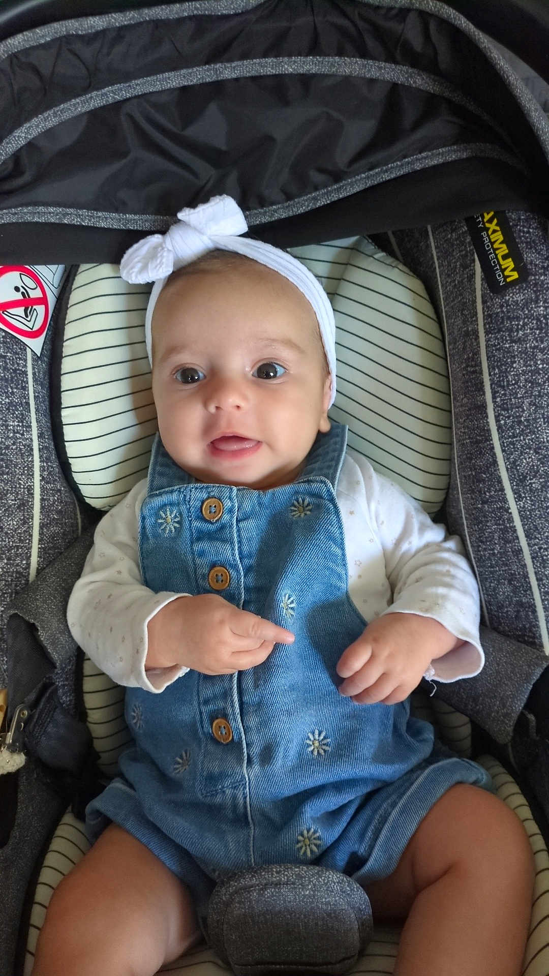 Alba a rejoint le concours — aidez-le/la à gagner de superbes lots ! baby, infant, child, car_seat, denim, headband, bow, clothing, cute, smiling, face, eyes, hands, legs, striped, fabric, sitting, seatbelt, protection, comfort