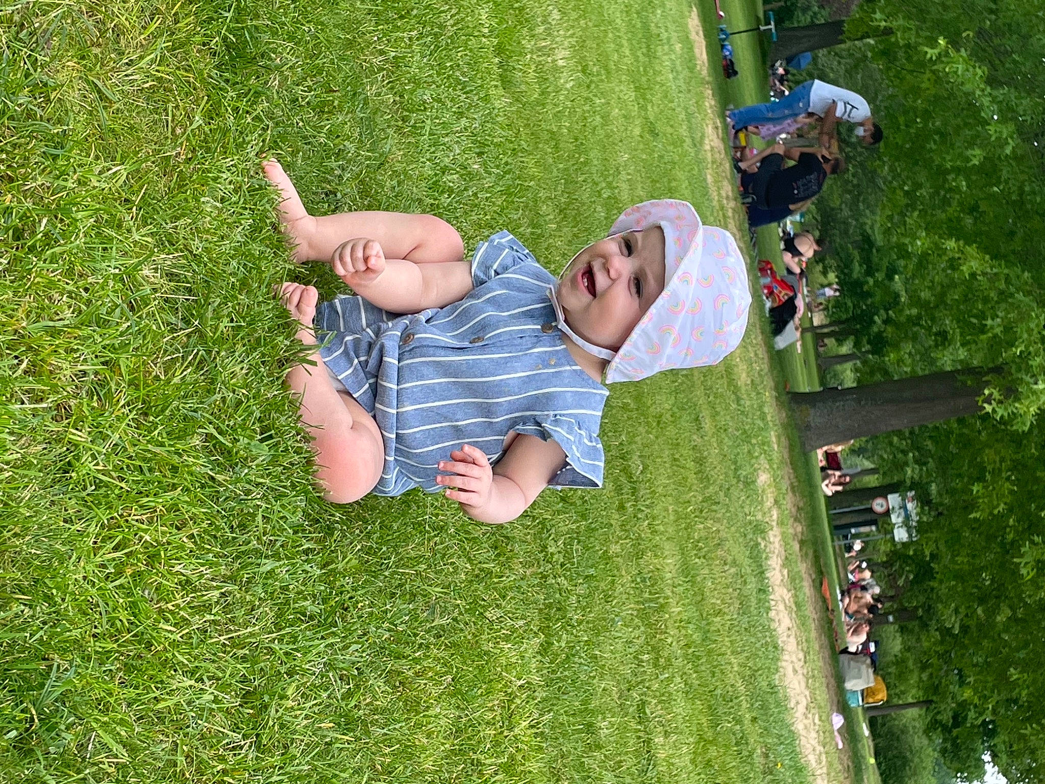 Elyana a rejoint le concours — aidez-le/la à gagner de superbes lots ! competition_event, fun, garden, grass, grass_family, grassland, groundcover, happy, headwear, landscape, lawn, leaf, leisure, natural_environment, people_in_nature, person, plant, recreation, shorts, shrub