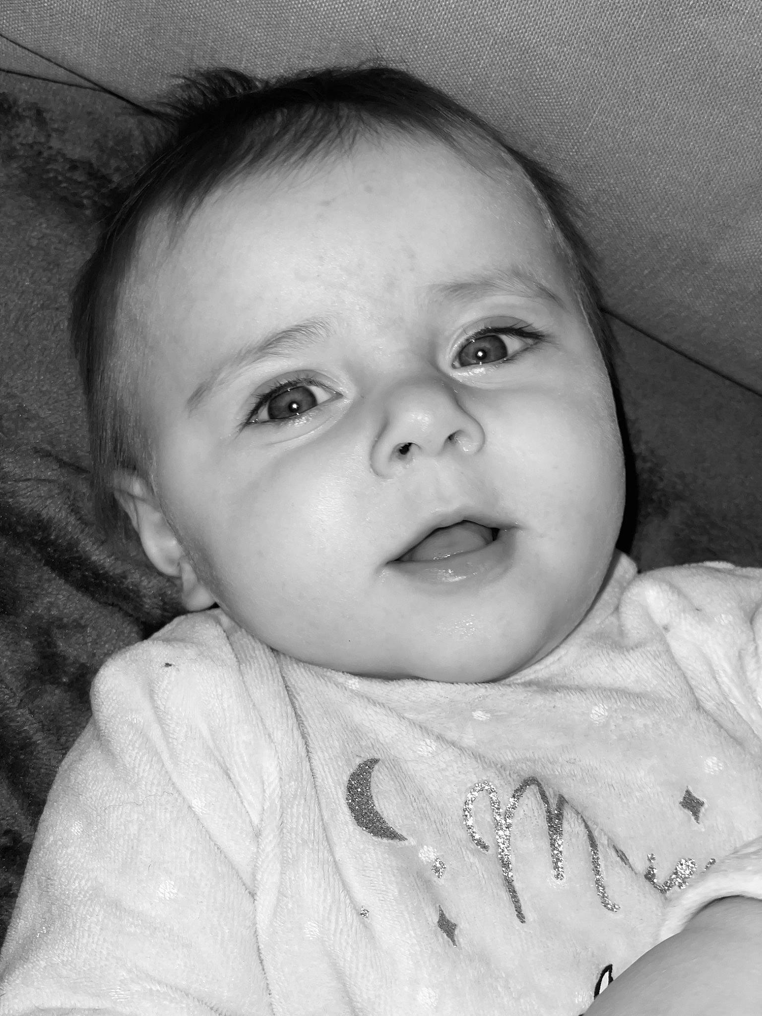 Elyana a rejoint le concours — aidez-le/la à gagner de superbes lots ! baby, baby_toddler_clothing, black_and_white, cheek, chin, comfort, eyebrow, eyelash, flash_photography, fun, grey, happy, iris, lip, mouth, nose, person, skin, sleeve, smile