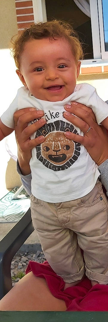 Eliam participe au concours pour gagner de l'argent avec cette photo : joy, person, t_shirt