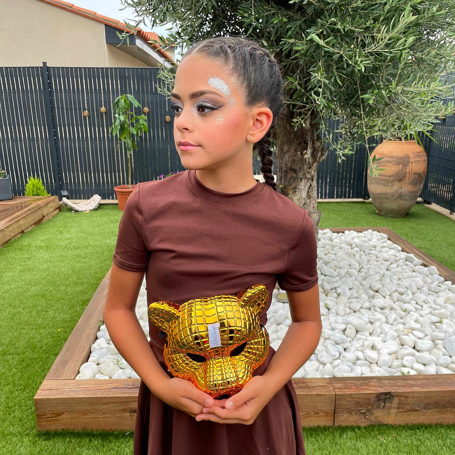 Maï-Lane a rejoint le concours — aidez-le/la à gagner de superbes lots ! ammunition, backyard, clothing, face, female, girl, grenade, hair, head, nature, outdoors, person, photography, plant, portrait, pottedplant, sleeve, teen, weapon, yard