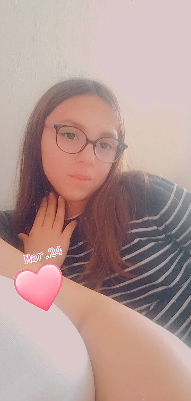 Lindsay a rejoint le concours — aidez-le/la à gagner de superbes lots ! black_hair, cheek, chin, cool, eyebrow, eyelash, eyewear, finger, flash_photography, forehead, gesture, glasses, happy, lip, mouth, neck, nose, organ, person, skin