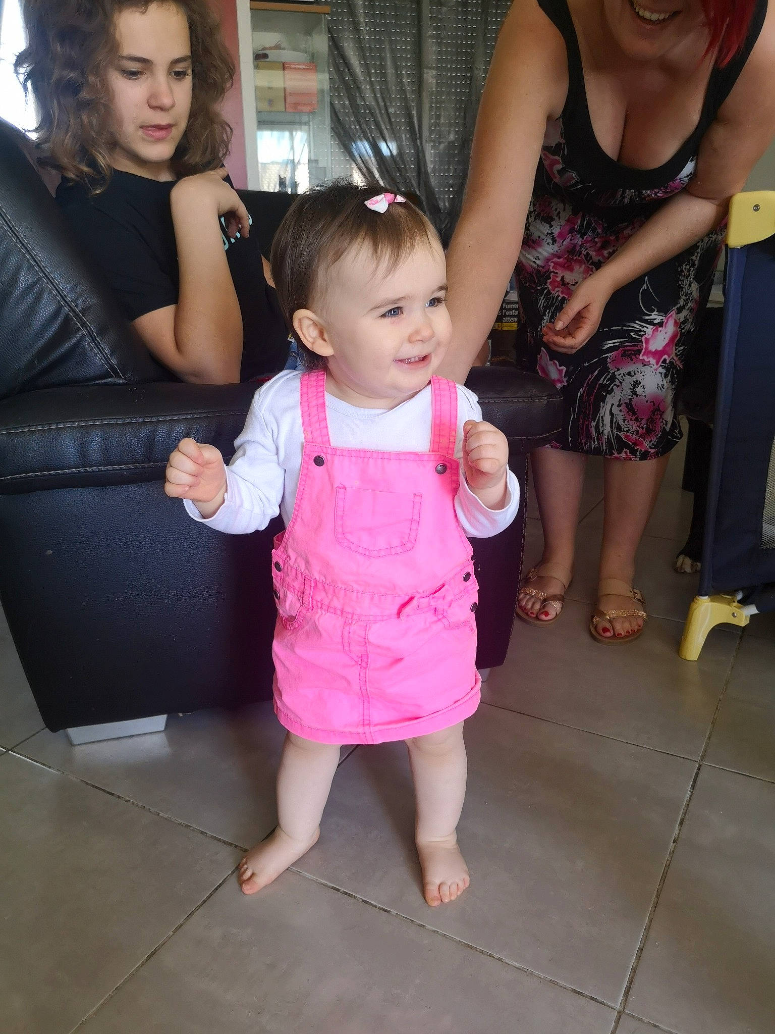 Oliana a rejoint le concours — aidez-le/la à gagner de superbes lots ! child, joy, leg, person, pink, shoulder, skin, smile, standing, toddler