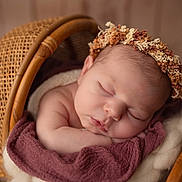 Azélia a rejoint le concours — aidez-le/la à gagner de superbes lots ! newborn, baby, sleeping, flower_crown, basket, woven, cozy, maroon_cloth, soft_texture, peaceful, portrait, infant, head, skin, rest, decor, dried_flowers, closeup, cute, warm_lighting