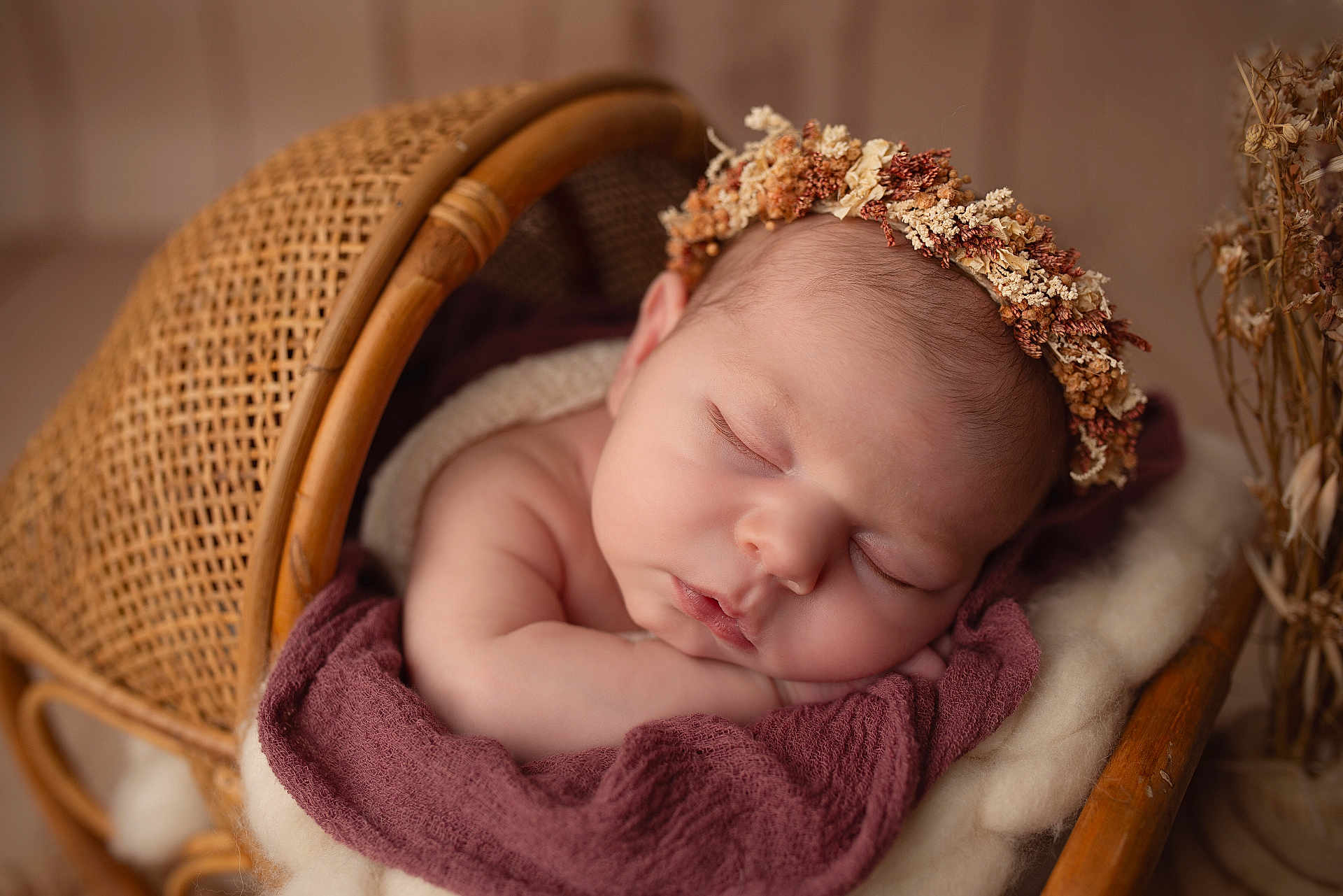 Azélia a rejoint le concours — aidez-le/la à gagner de superbes lots ! newborn, baby, sleeping, flower_crown, basket, woven, cozy, maroon_cloth, soft_texture, peaceful, portrait, infant, head, skin, rest, decor, dried_flowers, closeup, cute, warm_lighting