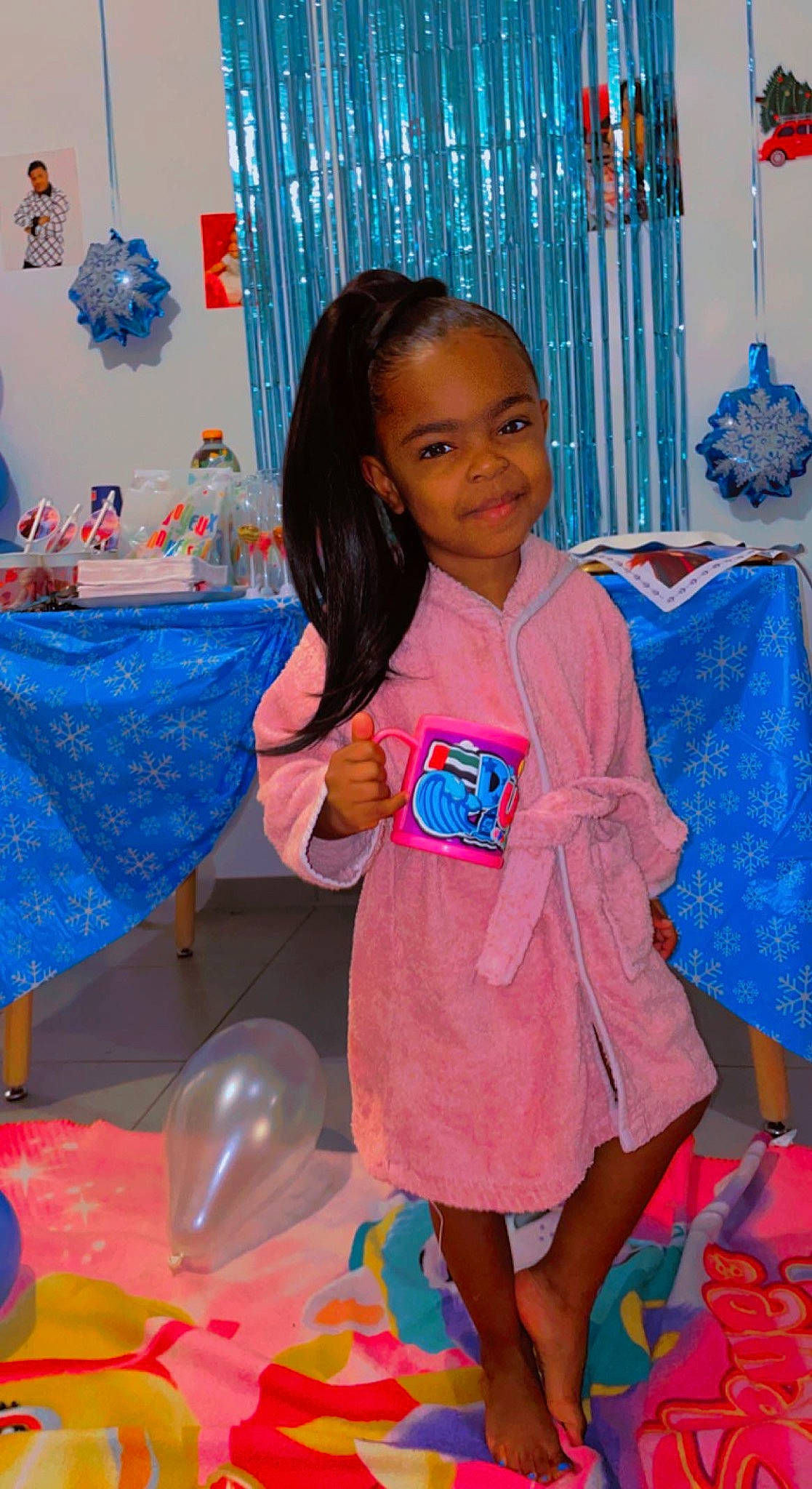 Victoria a rejoint le concours — aidez-le/la à gagner de superbes lots ! baby_toddler_clothing, beauty, blue, child, curtain, electric_blue, event, fun, hair, hairstyle, happy, head, joy, leisure, magenta, person, pink, purple, skin, smile