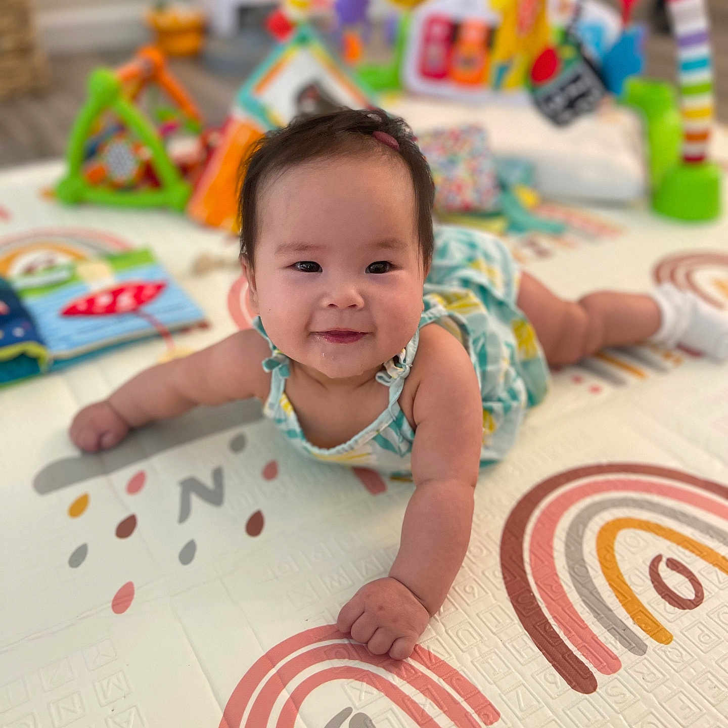 Isabella is registered to the contest to win money with this photo: baby, babycrawling, crawling, face, head, newborn, person, photography, portrait, quilt, sitting