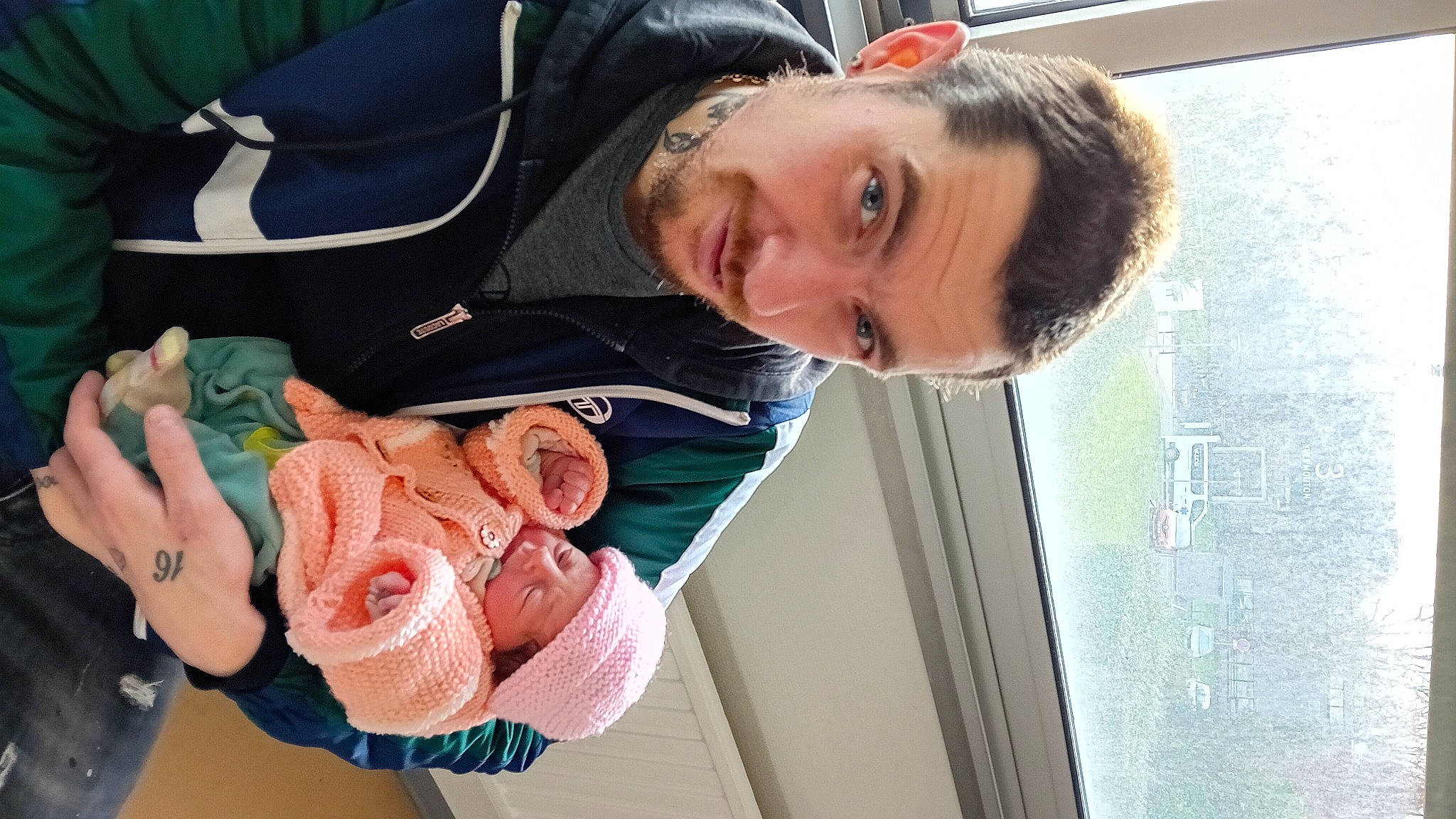 élyna a rejoint le concours — aidez-le/la à gagner de superbes lots ! comfort, fashion_accessory, fun, headwear, jacket, peach, person, plant, recreation, rose, sleeve, smile, windbreaker, wrinkle