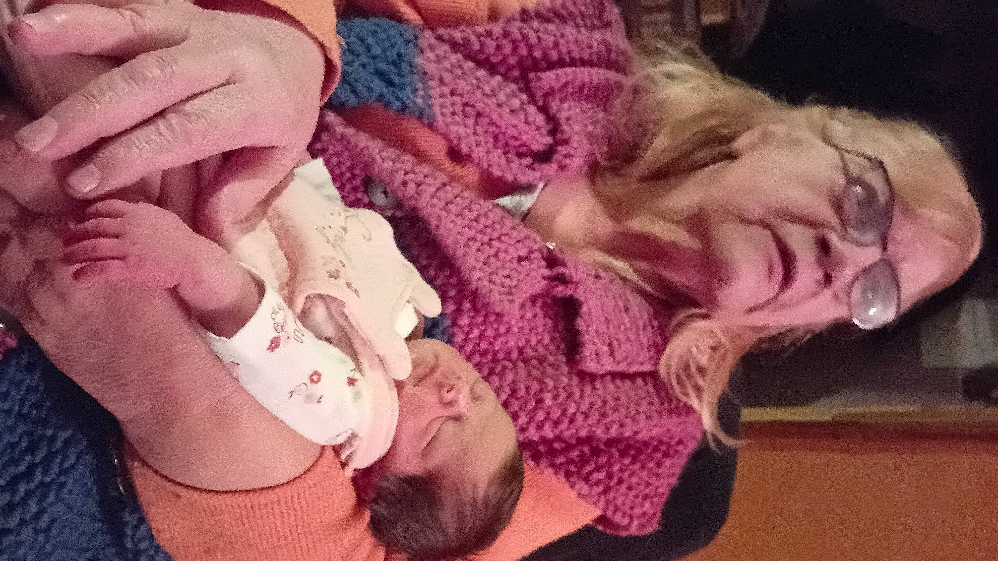 élyna participe au concours pour gagner de l'argent avec cette photo : baby, beauty, child, comfort, facial_expression, finger, fun, gesture, happy, mammal, mouth, nail, person, pink, purple, skin, thumb, toddler, tree, vertebrate