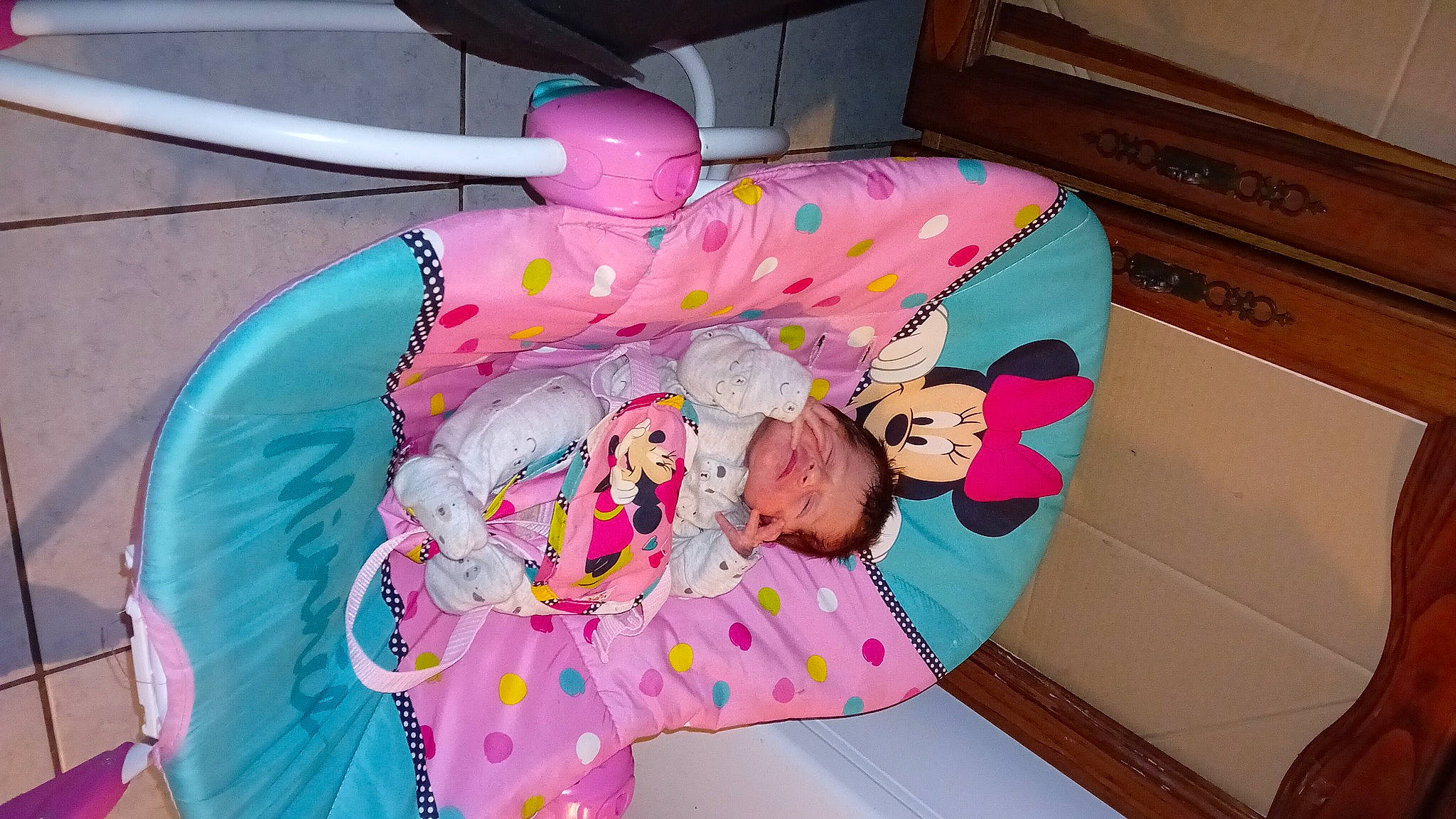 élyna a rejoint le concours — aidez-le/la à gagner de superbes lots ! baby_products, baby_toddler_clothing, bag, child, comfort, couch, fun, happy, leisure, linens, magenta, pattern, person, pink, play, purple, room, smile, textile, toddler