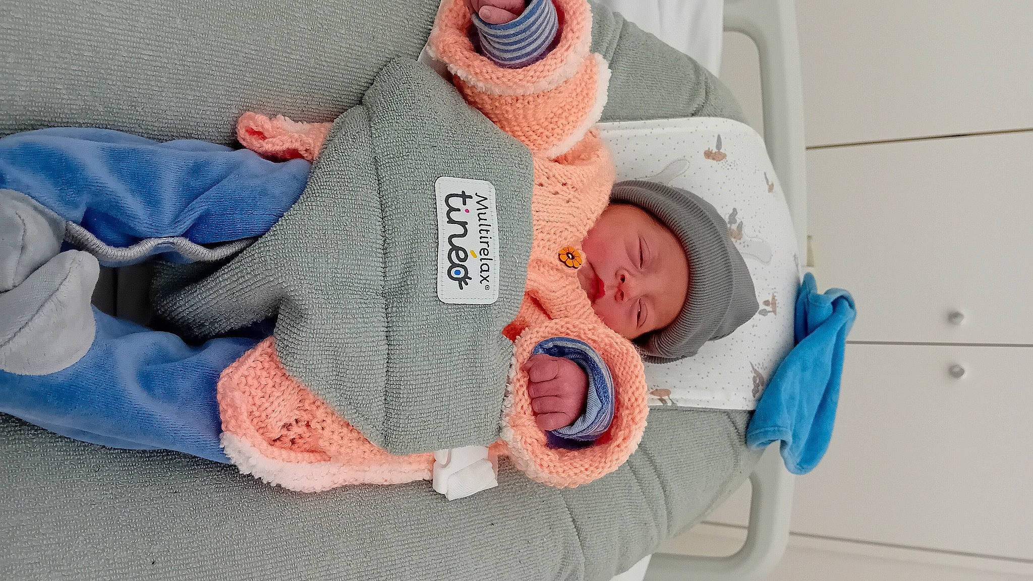 élyna a rejoint le concours — aidez-le/la à gagner de superbes lots ! baby, baby_products, baby_safety, baby_sleeping, baby_toddler_clothing, cap, child, collar, comfort, electric_blue, hat, headgear, headwear, knit_cap, linens, pattern, person, skin, sleeve, textile