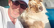 Lemmon a rejoint le concours — aidez-le/la à gagner de superbes lots ! man, dog, selfie, white_cap, sunglasses, golden_brown_dog, fluffy_dog, vehicle_interior, blue_seat, green_curtain, white_tshirt, sunlight, portrait, closeup, companion, pet, casual, smile, beard, middle_aged