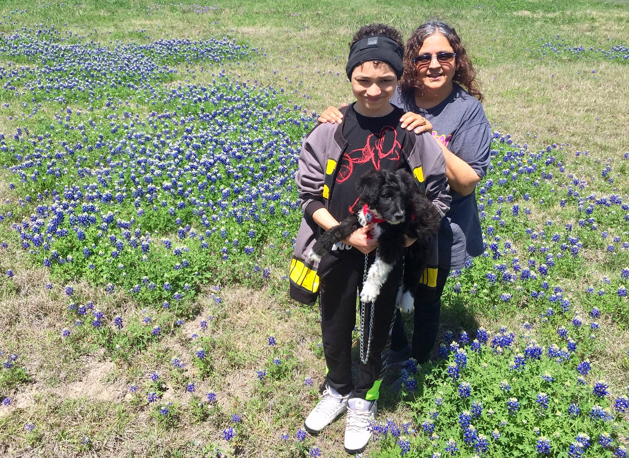 Julio is registered to the contest to win money with this photo: agriculture, field, flower, flowering_plant, goggles, grass, grassland, groundcover, happy, headwear, herbaceous_plant, joy, landscape, meadow, natural_landscape, people_in_nature, person, petal, plant, prairie