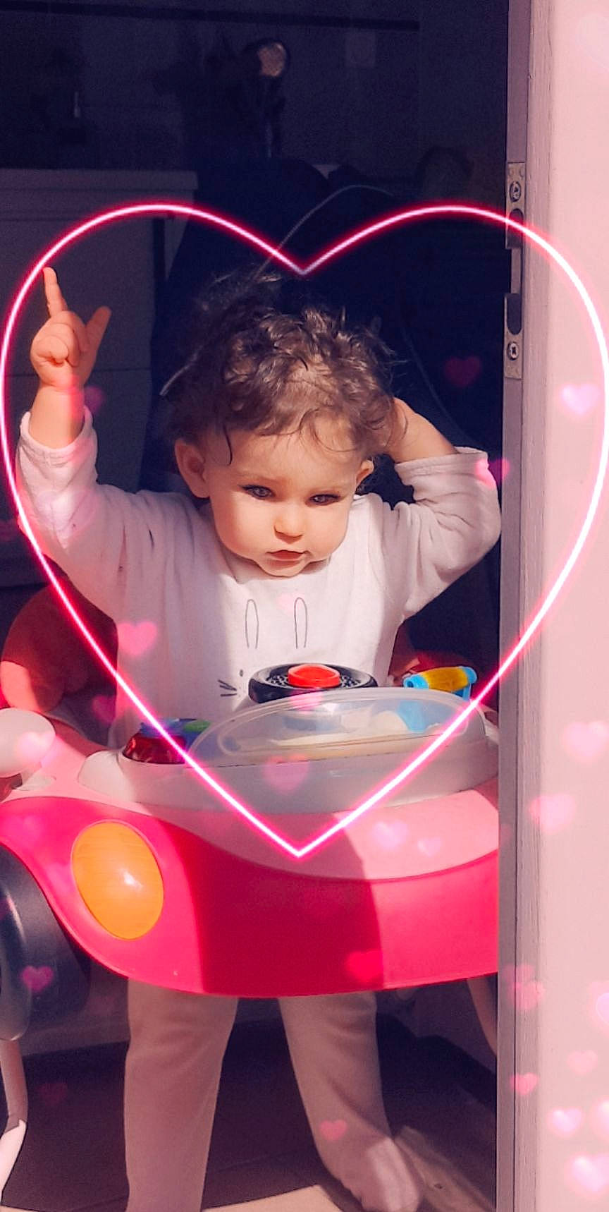 Maïley a rejoint le concours — aidez-le/la à gagner de superbes lots ! baby_toddler_clothing, chair, facial_expression, flash_photography, fun, happy, head, light, lighting, magenta, person, pink, product, purple, red, skin, snapshot, standing, t_shirt, toddler