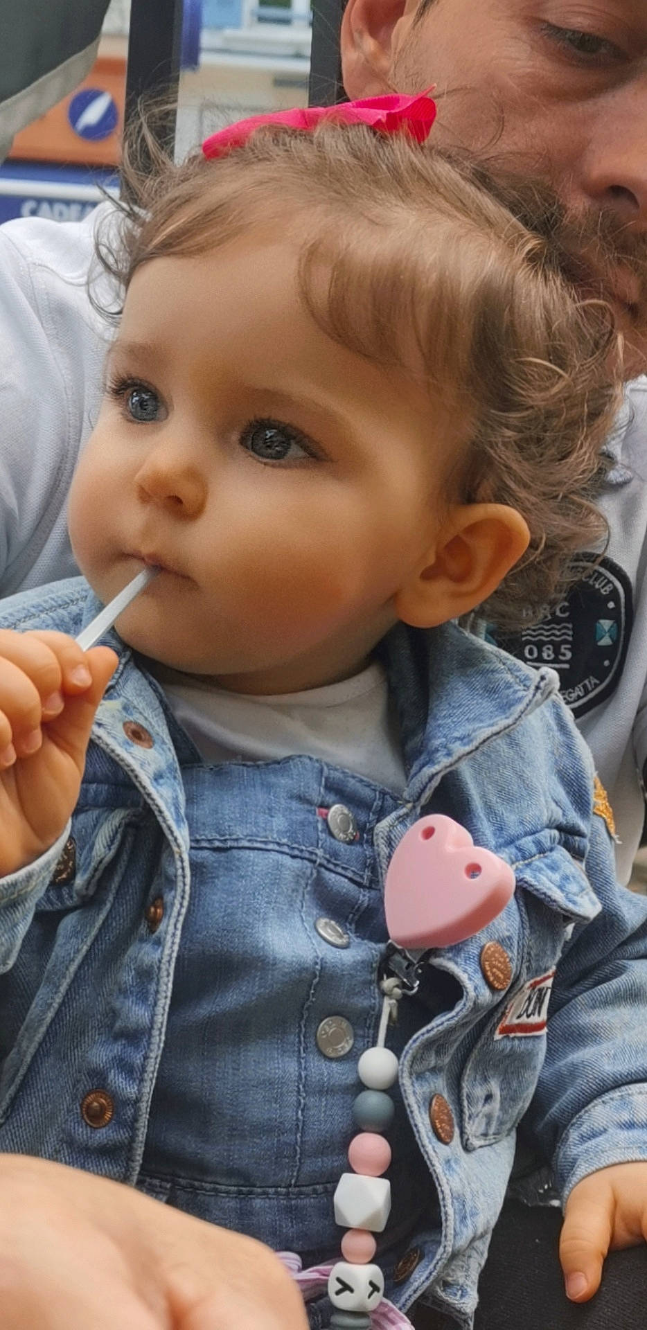 Maïley participe au concours pour gagner de l'argent avec cette photo : cheek, chin, cool, eye, eyelash, facial_expression, finger, gesture, hair, hairstyle, hand, head, iris, lip, mouth, nose, organ, person, skin, sleeve