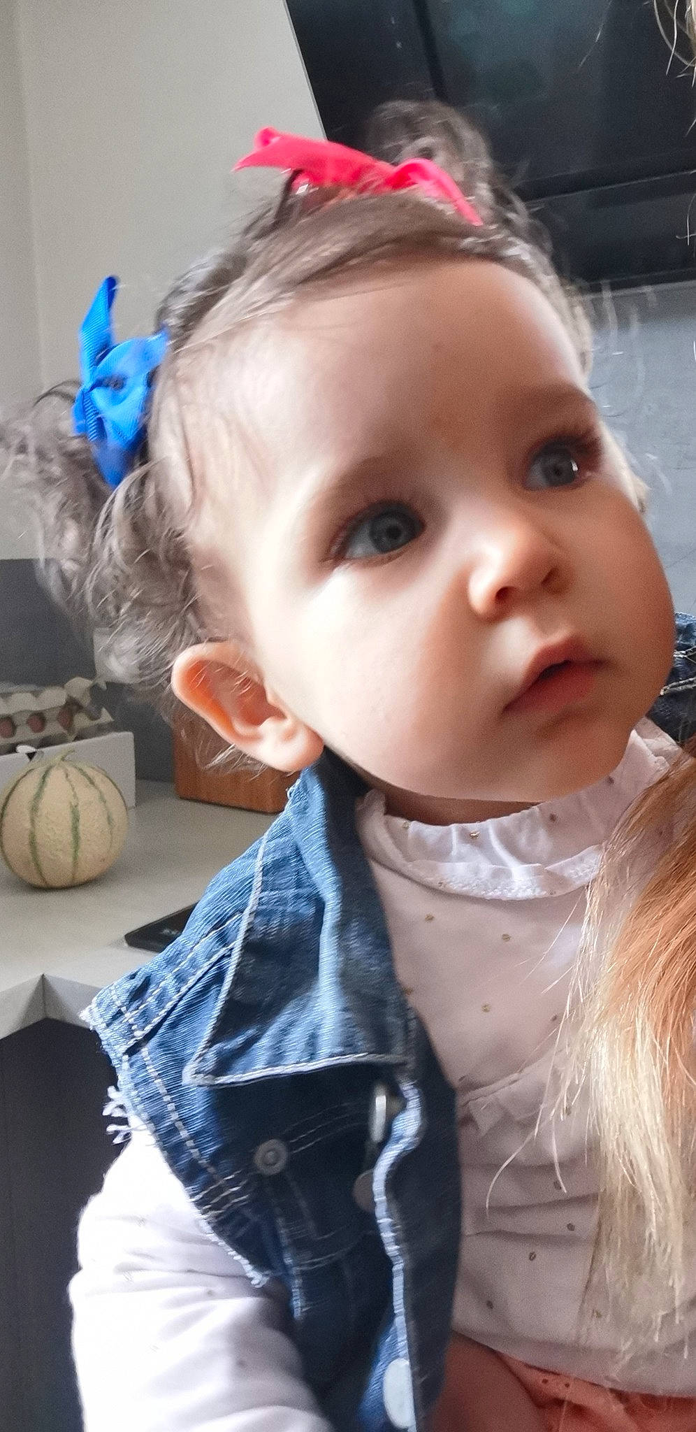 Maïley a rejoint le concours — aidez-le/la à gagner de superbes lots ! baby_toddler_clothing, blue, calabaza, cheek, cucurbita, ear, eye, eyebrow, eyelash, face, forehead, hair, head, iris, lip, nose, person, plant, pumpkin, textile