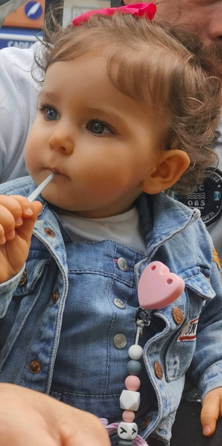 Maïley participe au concours pour gagner de l'argent avec cette photo : cheek, child, cool, denim, eyelash, finger, forehead, gesture, hairstyle, hand, happy, lip, mouth, nose, organ, person, skin, sleeve, thumb, toddler