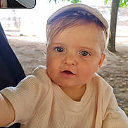 Malo participe au concours pour gagner de l'argent avec cette photo : toddler, child, face, portrait, sweater, outdoor, nature, tree, young_child, curious, baby, person, expression, closeup, daylight, skin, head, cute, looking, infant