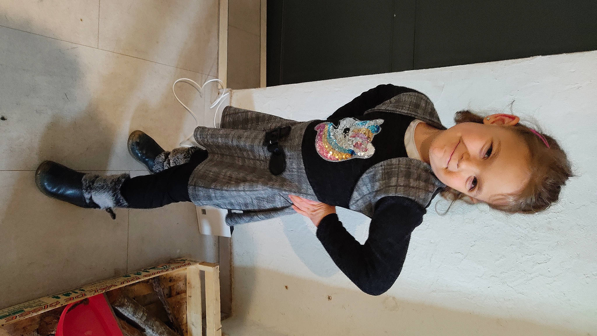 Mila a rejoint le concours — aidez-le/la à gagner de superbes lots ! comfort, flooring, fun, fur, happy, human_leg, joy, knee, leg, person, room, sitting, sleeve, smile, sock, thigh, toddler, tree, wood