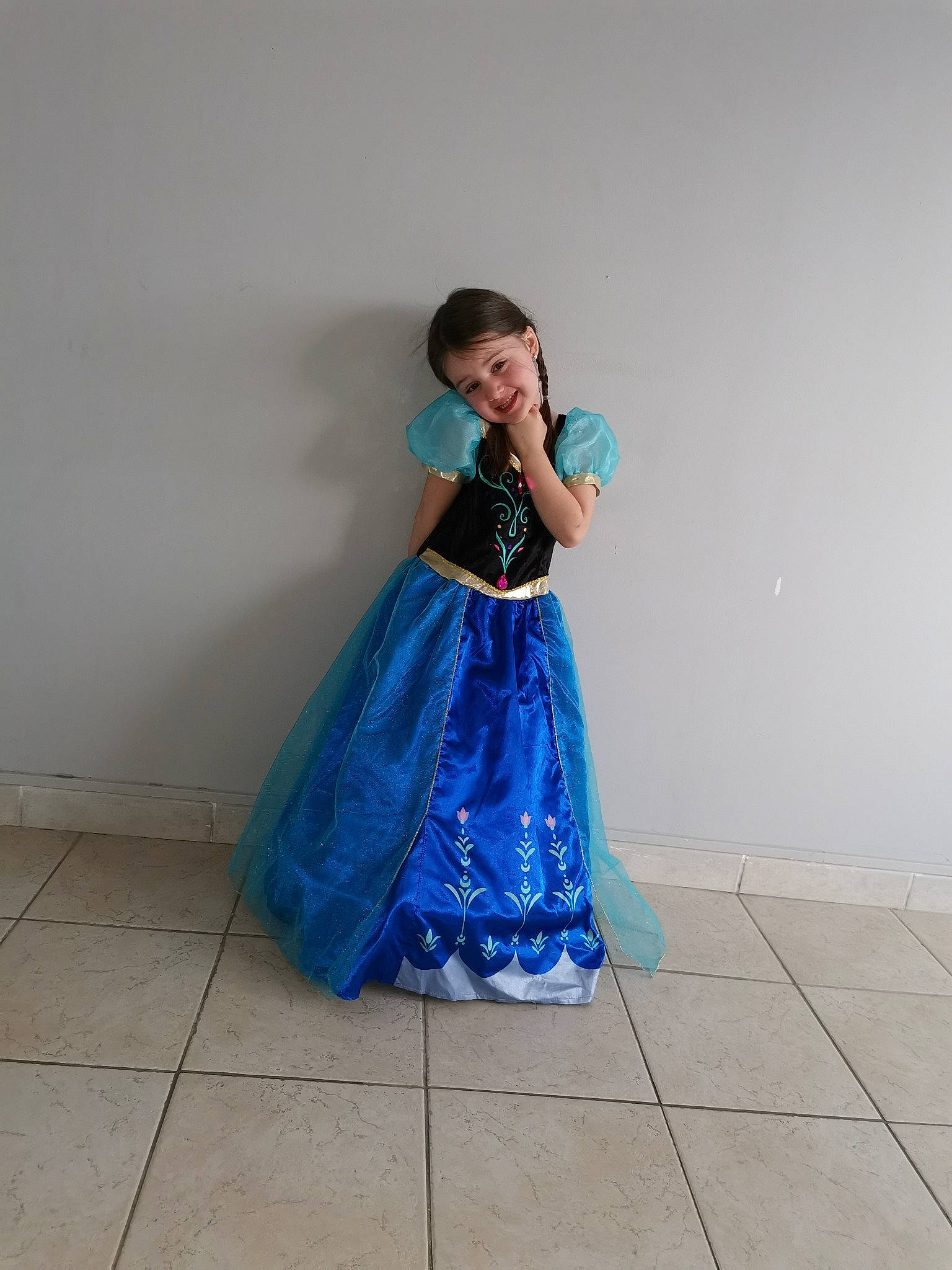 Lia participe au concours pour gagner de l'argent avec cette photo : abdomen, aqua, costume, day_dress, electric_blue, embellishment, fashion_design, floor, flooring, gown, joy, one_piece_garment, person, ruffle, teal, tile, trunk, turquoise