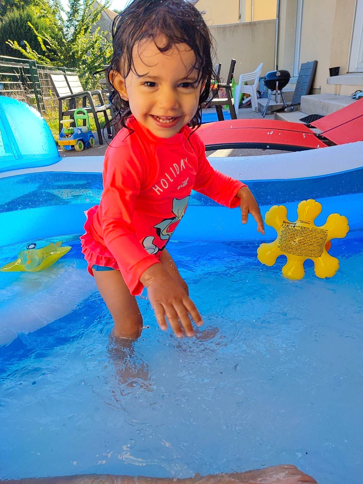 Liyah participe au concours pour gagner de l'argent avec cette photo : aqua, blue, child, city, electric_blue, flooring, fun, happy, joy, leisure, outdoor_play_equipment, person, play, playground, public_space, recreation, sitting, smile, toddler, travel