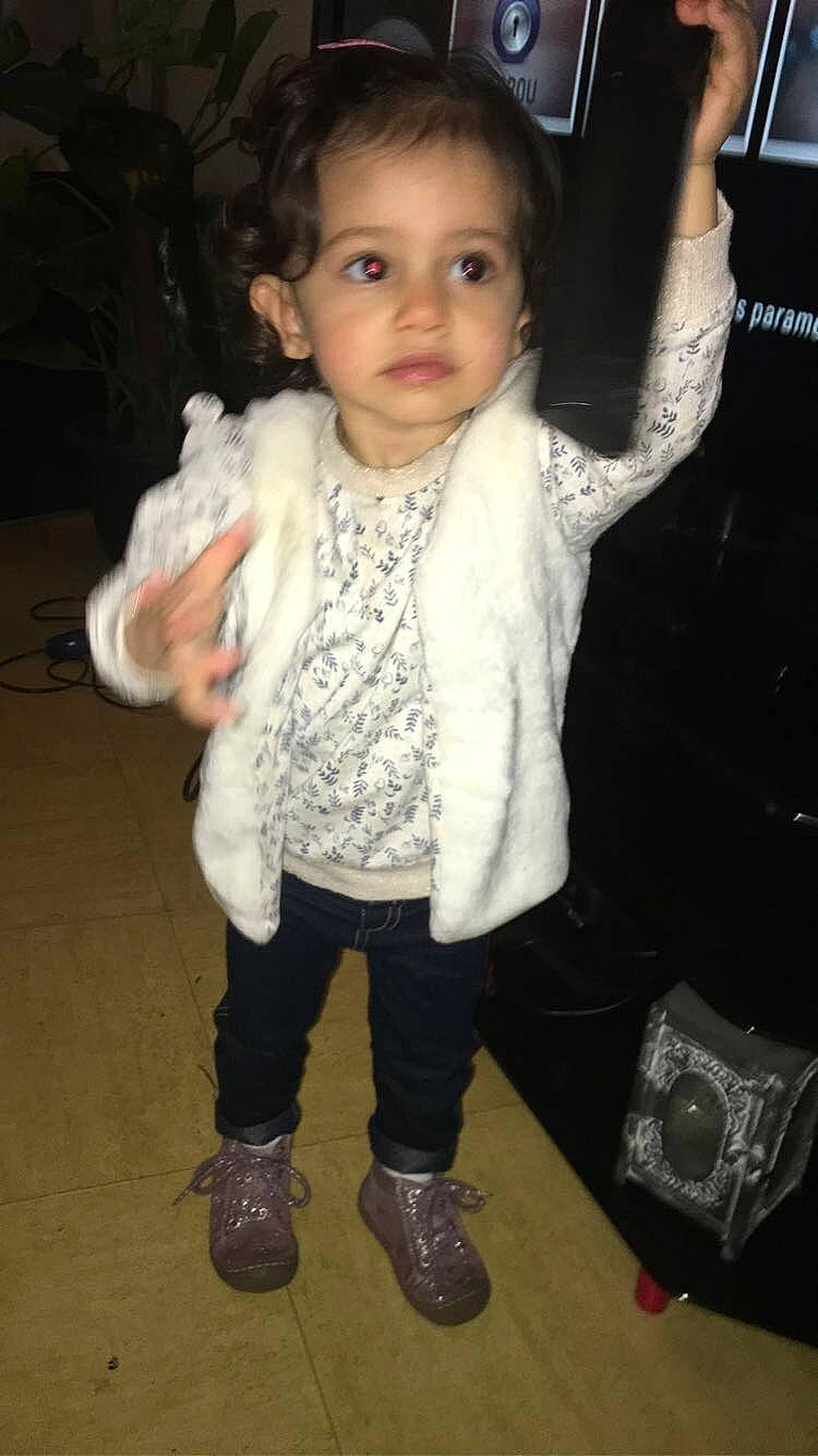 Liyah a rejoint le concours — aidez-le/la à gagner de superbes lots ! baby, baby_toddler_clothing, cheek, child, flash_photography, fun, fur, gesture, happy, outerwear, pattern, person, sleeve, smile, sock, thumb, toddler, tree