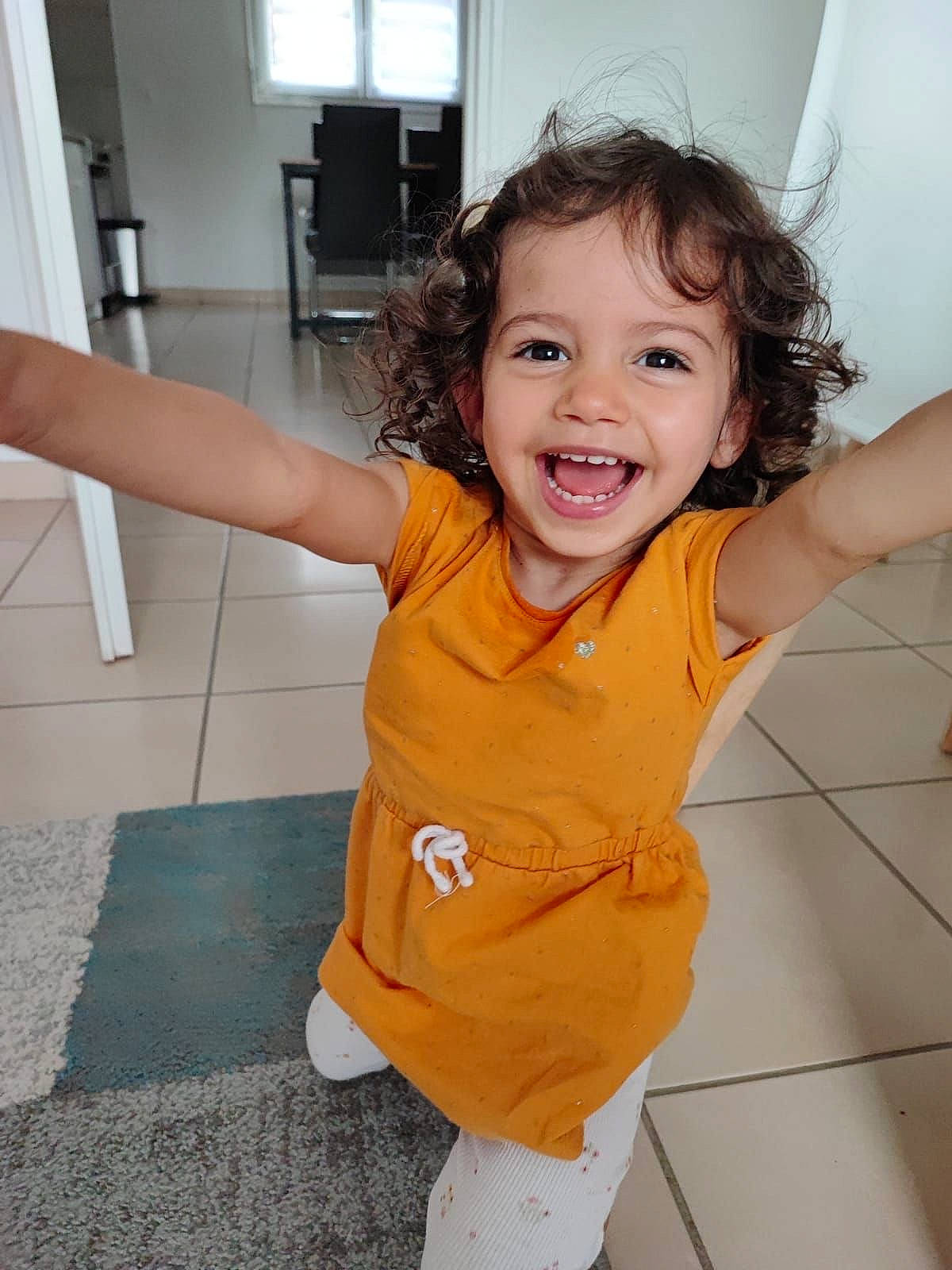 Liyah participe au concours pour gagner de l'argent avec cette photo : arm, cheek, chin, face, finger, flooring, gesture, hair, happy, human, iris, joint, joy, mouth, muscle, neck, person, shoulder, skin, sleeve