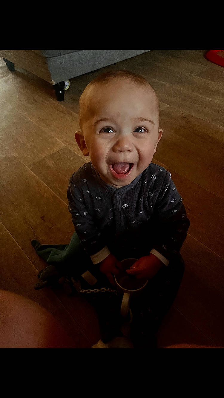 Liyam a rejoint le concours — aidez-le/la à gagner de superbes lots ! baby_toddler_clothing, chin, eye, finger, floor, flooring, guitar, guitar_accessory, happy, iris, mouth, musical_instrument, nose, person, skin, sleeve, smile, string_instrument_accessory, t_shirt, toddler