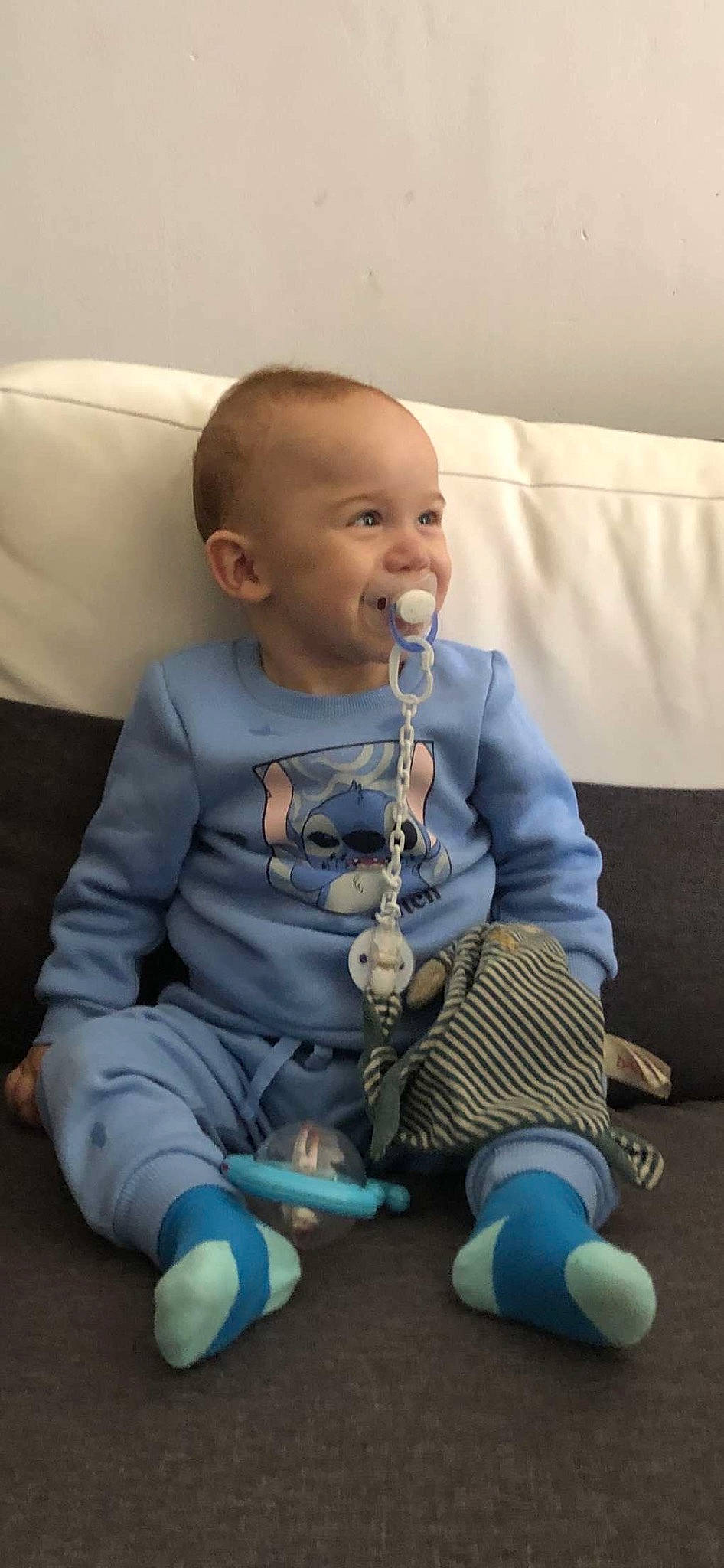 Liyam a rejoint le concours — aidez-le/la à gagner de superbes lots ! baby, baby_toddler_clothing, cheek, child, comfort, couch, dress, eye, face, happy, head, human_leg, knee, leg, person, skin, sleeve, sock, thigh, toddler