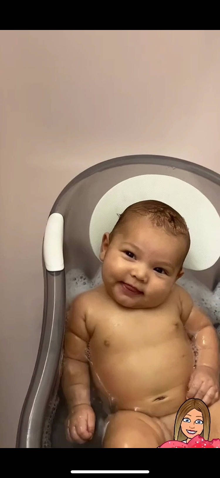 Maëlyne a rejoint le concours — aidez-le/la à gagner de superbes lots ! baby, baby_bathing, bathing, child, joy, person, toddler, washing