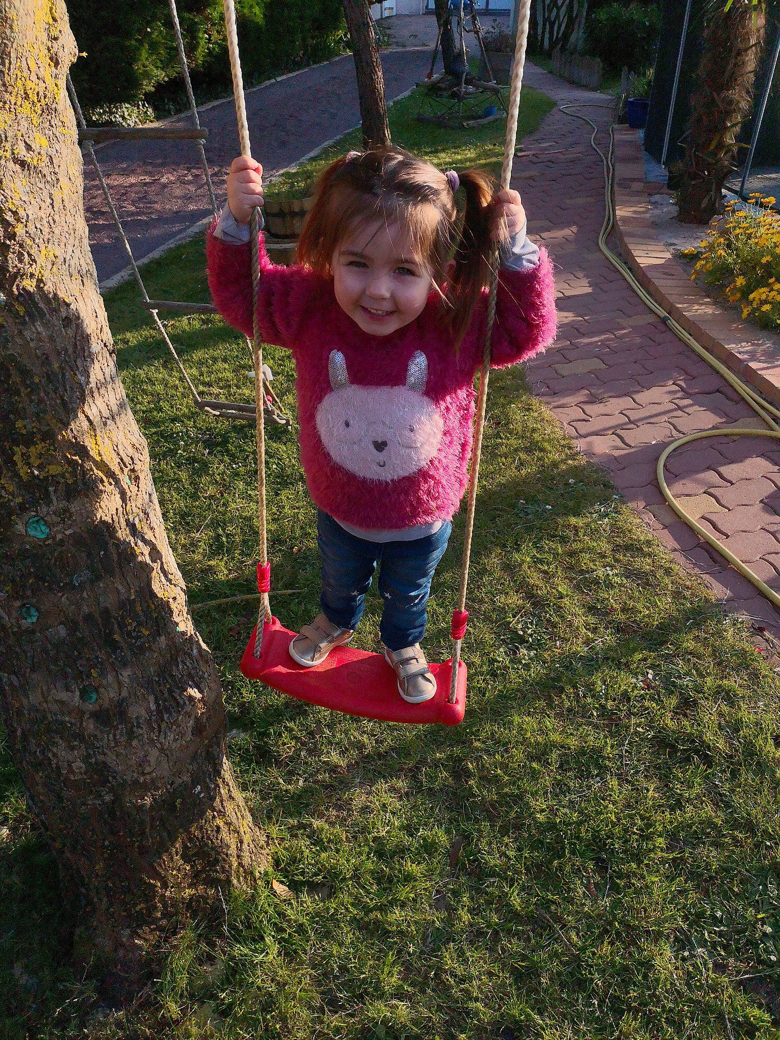 éma participe au concours pour gagner de l'argent avec cette photo : child, fun, joy, leisure, outdoor_play_equipment, person, plant, play, playground, public_space, recreation, smile, swing, toddler, tree