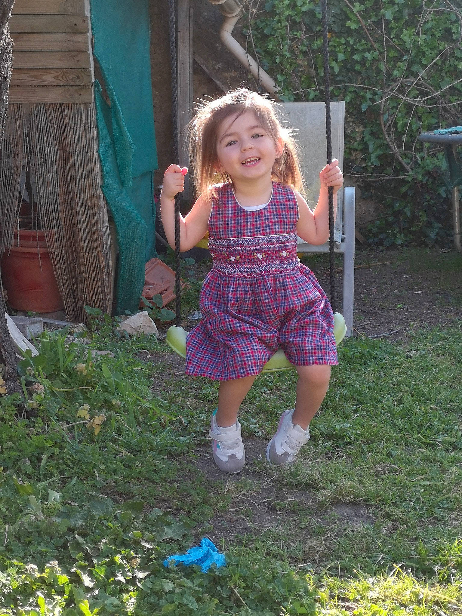 éma a rejoint le concours — aidez-le/la à gagner de superbes lots ! backyard, child, dress, fun, garden, grass, joy, person, play, smile, summer, tree, vacation, yard