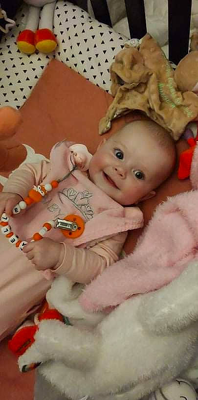 Maëlle a rejoint le concours — aidez-le/la à gagner de superbes lots ! baby, baby_products, baby_toddler_clothing, cheek, child, comfort, doll, event, fur, happy, joy, linens, peach, person, pink, room, skin, smile, stuffed_toy, textile