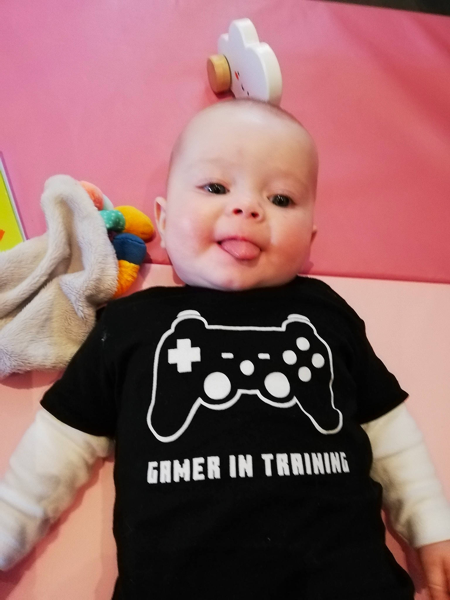 Maëlle a rejoint le concours — aidez-le/la à gagner de superbes lots ! baby, baby_products, baby_toddler_clothing, cheek, child, cool, eye, font, happy, head, human_body, neck, pattern, person, pink, sleeve, smile, t_shirt, toddler, top