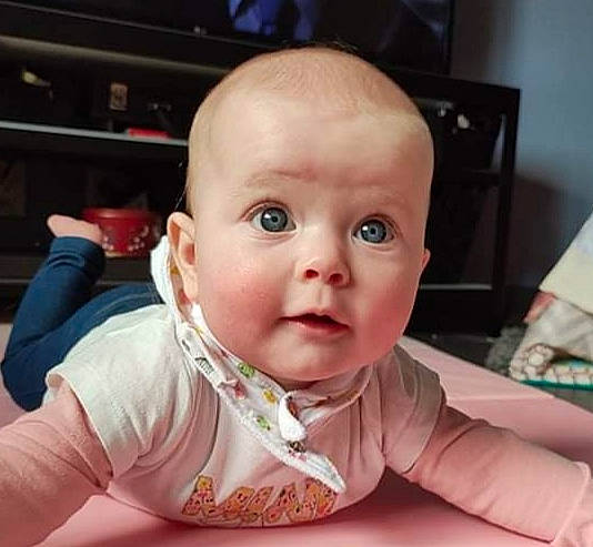 Maëlle participe au concours pour gagner de l'argent avec cette photo : baby, baby_toddler_clothing, cheek, chin, ear, eye, eyebrow, eyelash, finger, happy, head, iris, lip, mouth, neck, nose, person, skin, sleeve, smile