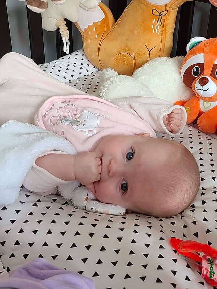 Maëlle a rejoint le concours — aidez-le/la à gagner de superbes lots ! baby, baby_toddler_clothing, cheek, chest, child, comfort, eye, happy, human_body, linens, mouth, muscle, organ, person, photograph, pink, skin, textile, toddler, trunk