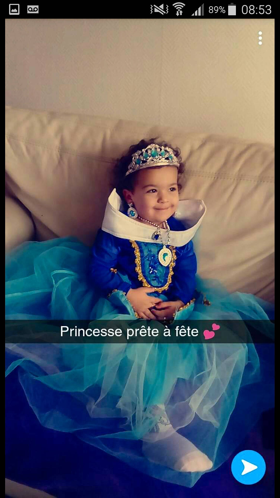 Aléna Madaci participe au concours pour gagner de l'argent avec cette photo : baby, child, cool, costume, facial_expression, fun, hair_accessory, happy, headgear, headpiece, headwear, joy, person, photo_caption, photography, sitting, smile, toddler