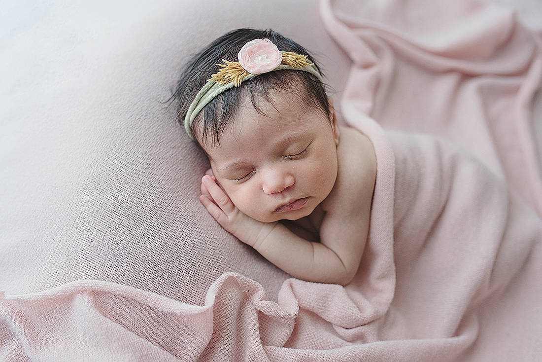 Cécilia a rejoint le concours — aidez-le/la à gagner de superbes lots ! baby, baby_toddler_clothing, cheek, chin, comfort, eye, face, fashion_accessory, hair_accessory, hand, happy, head, headband, headgear, headpiece, iris, jewellery, linens, person, sleeve