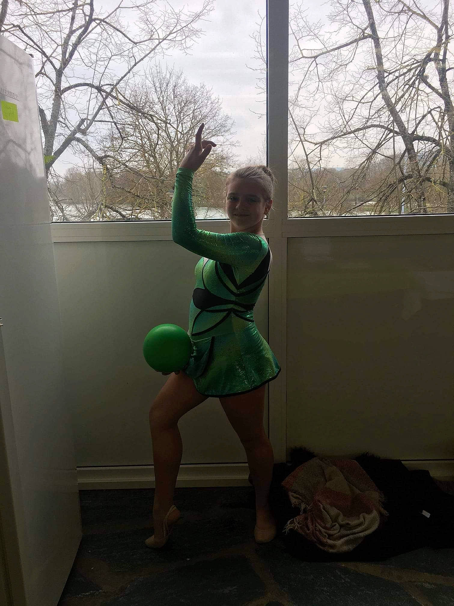 Maelys a rejoint le concours — aidez-le/la à gagner de superbes lots ! arm, ball, child, green, house, human_leg, joint, leg, person, shorts, shoulder, standing, sunlight, thigh, toddler, tree, vacation, window