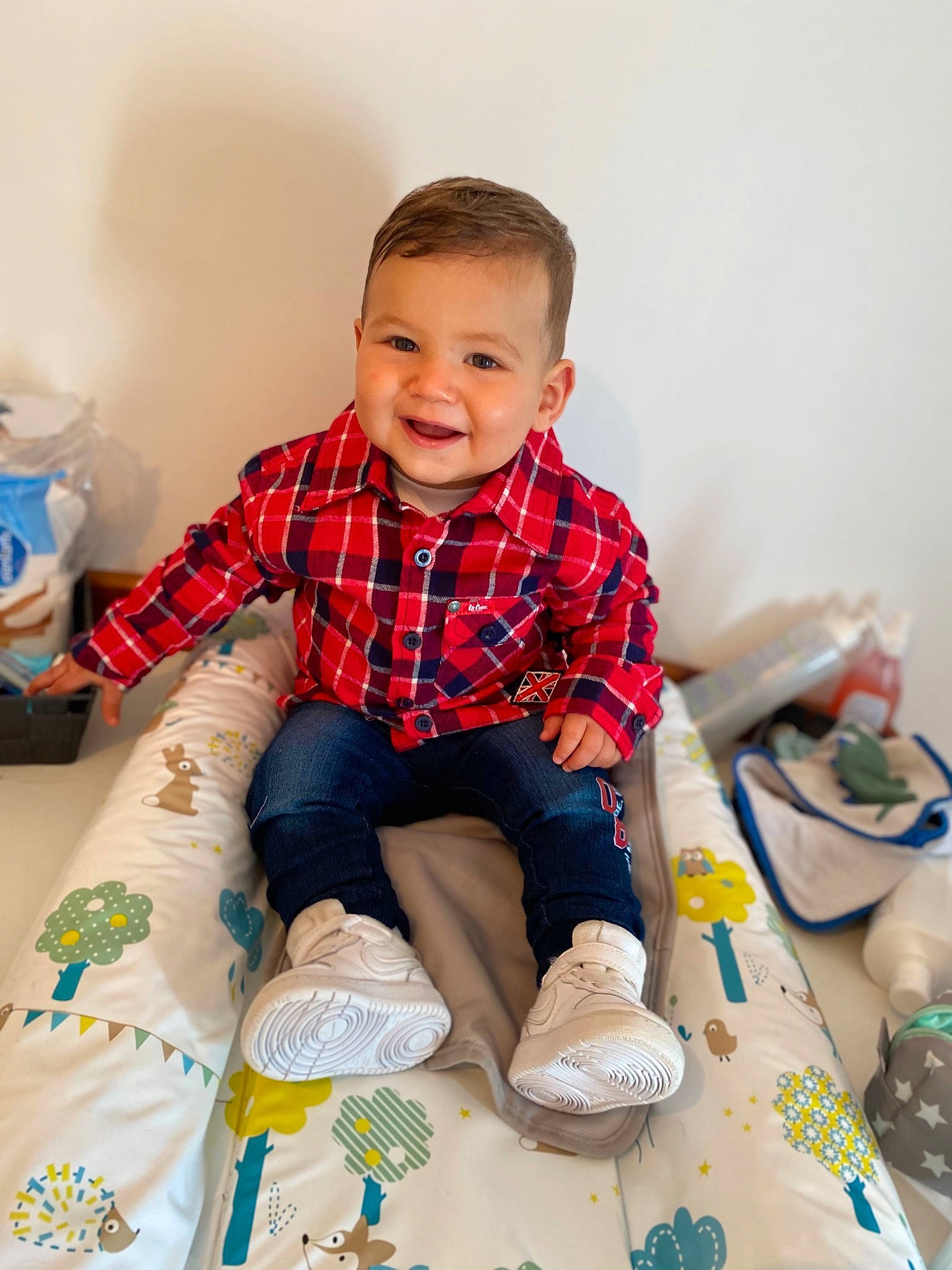 Lyaam a rejoint le concours — aidez-le/la à gagner de superbes lots ! baby, baby_toddler_clothing, child, collar, dress_shirt, fun, happy, human_body, joy, knee, pattern, person, plaid, shorts, sleeve, smile, sock, t_shirt, tartan, textile