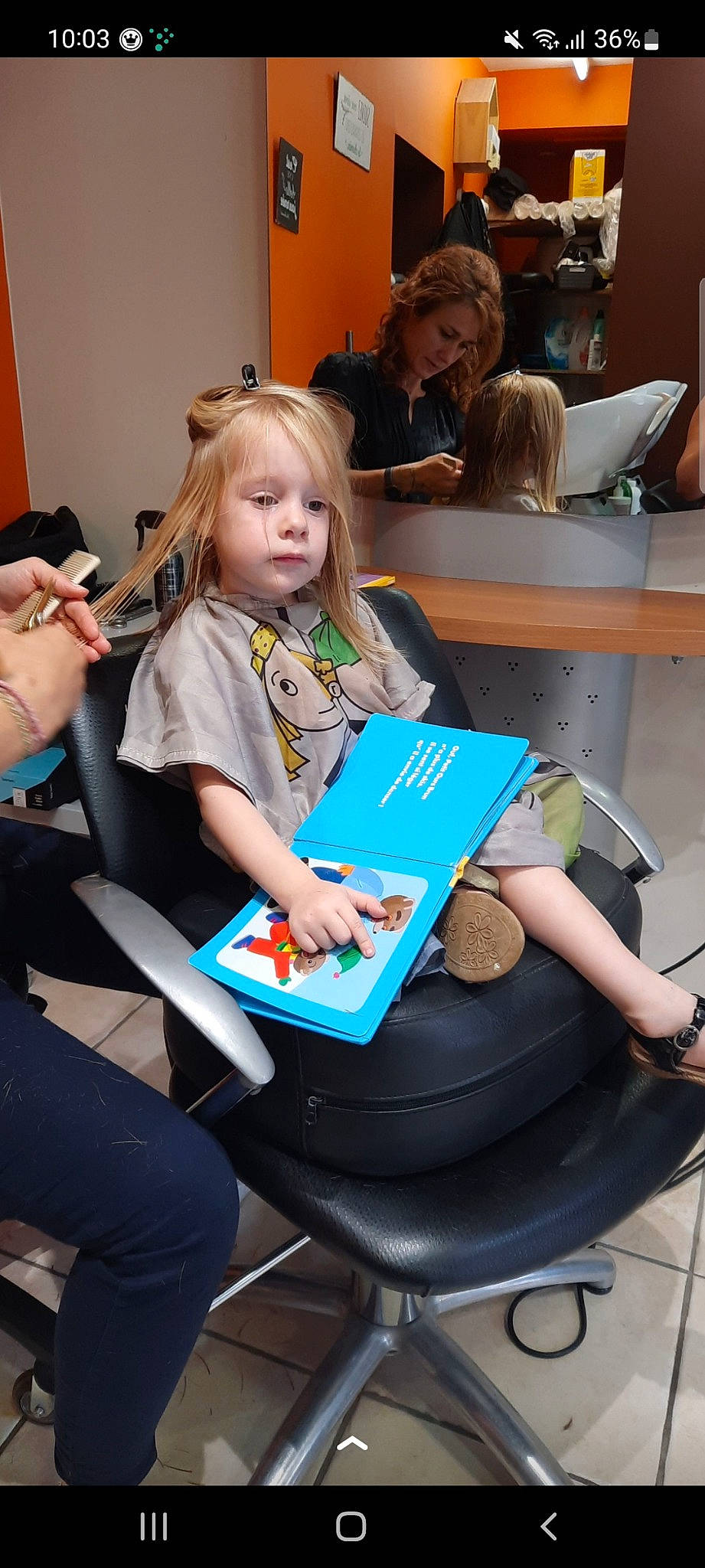 Elena Urvois a rejoint le concours — aidez-le/la à gagner de superbes lots ! chair, class, education, electric_blue, employment, event, fashion_design, flooring, fun, human_leg, job, lap, learning, leisure, person, room, shoe, sitting, t_shirt, thigh