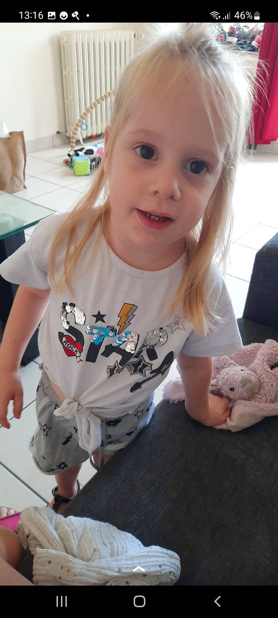 Elena Urvois a rejoint le concours — aidez-le/la à gagner de superbes lots ! baby, baby_toddler_clothing, cheek, child, finger, floor, flooring, fun, hairstyle, happy, head, iris, joint, mouth, organ, person, skin, sleeve, smile, t_shirt