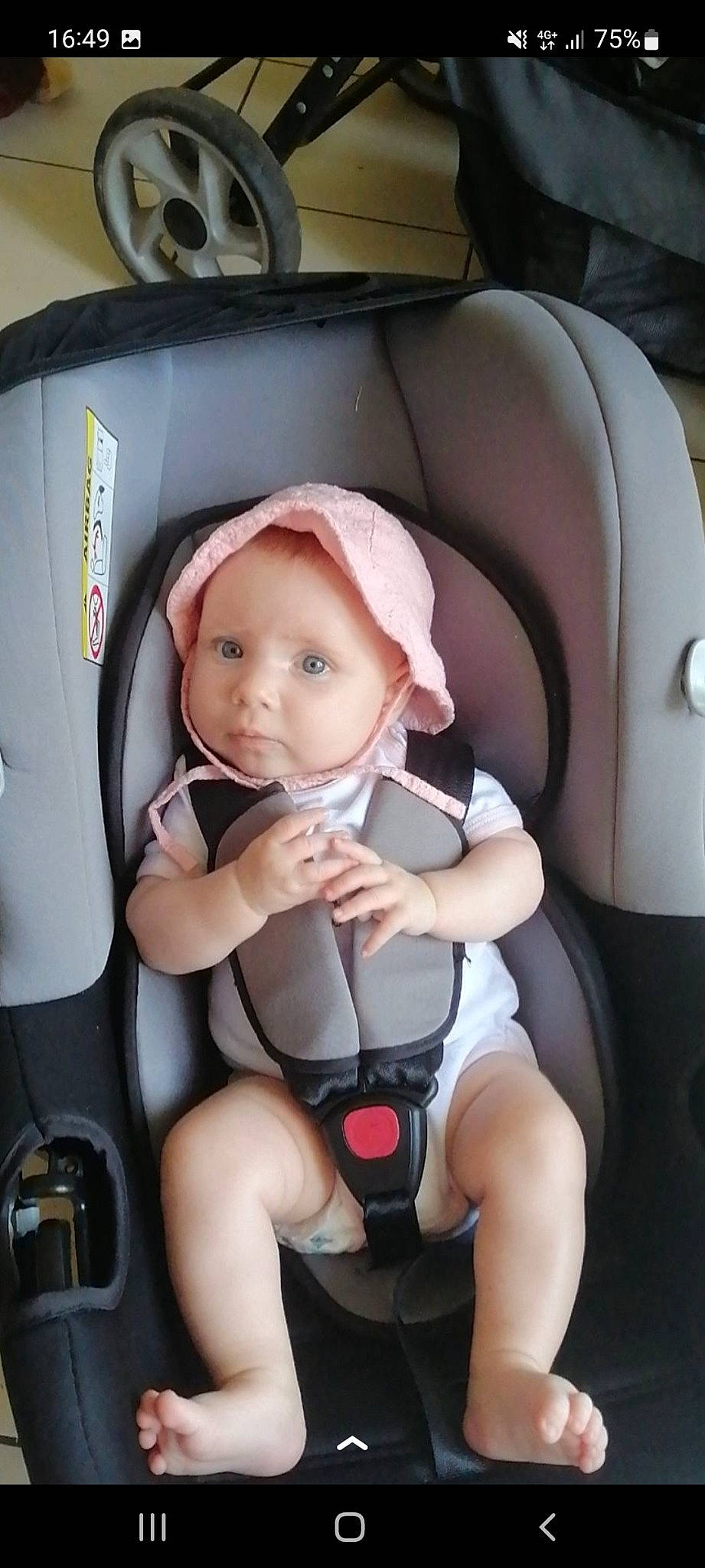 Zoe Couillaud participe au concours pour gagner de l'argent avec cette photo : auto_part, automotive_design, baby, baby_carriage, baby_in_car_seat, baby_products, baby_safety, baby_toddler_clothing, car_seat, car_seat_cover, child, comfort, face, head_restraint, headwear, leg, person, product, seat_belt, thigh